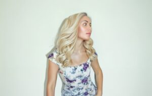 Photo blonde dress